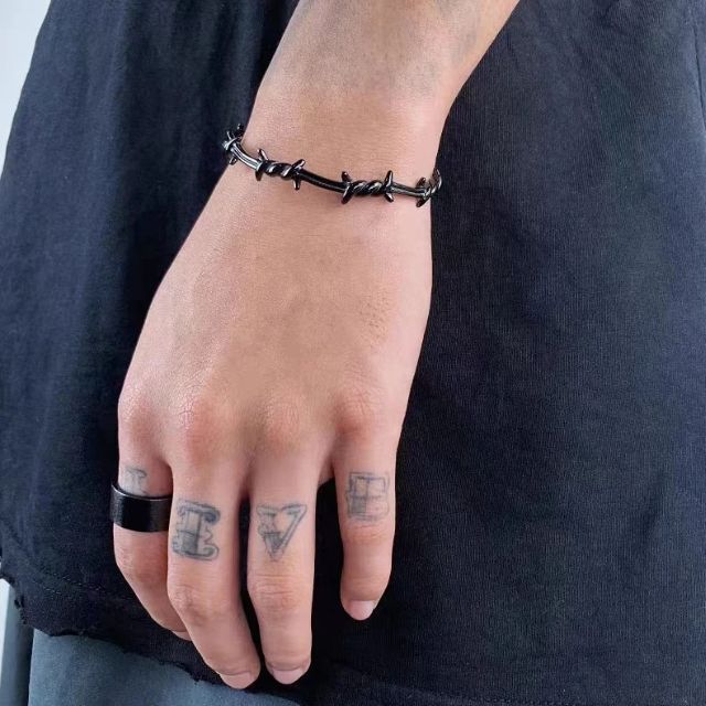 Santino - Bracciale rigido in piuma d'argento con motivo traforato